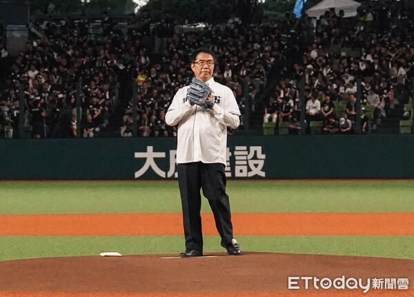 ▲台南市長黃偉哲身穿象徵台南電話區碼的「06號」球衣,在日本埼玉球場登板開球。(記者林東良翻攝,下同)