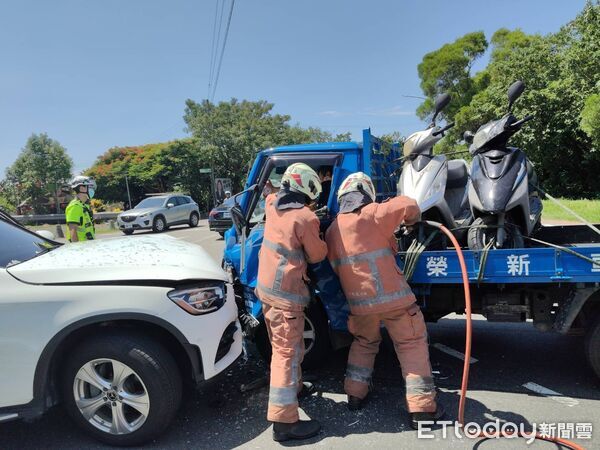 ▲▼         新竹景觀大道貨車撞休旅車 車體變形「駕駛受困」警消急破壞救人    。（圖／記者楊永盛翻攝）