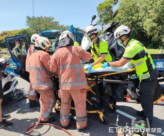 ▲▼         新竹景觀大道貨車撞休旅車 車體變形「駕駛受困」警消急破壞救人    。（圖／記者楊永盛翻攝）