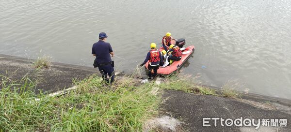 ▲台南市北門區新圍抽水站附近排水道發現1名男子，消防人員出艇進行搜索。（民眾提供，下同）