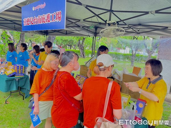 ▲台南市勞工局舉辦「集愛中秋─馬年愛飛馳」中秋禮盒行銷記者會暨市集活動。（記者林東良翻攝，下同）