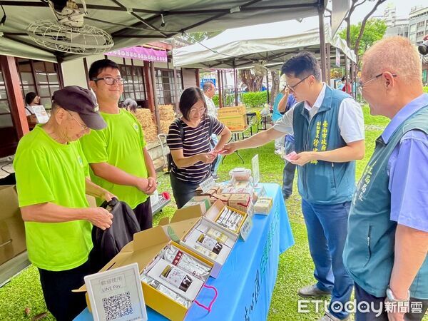 ▲台南市勞工局舉辦「集愛中秋─馬年愛飛馳」中秋禮盒行銷記者會暨市集活動。（記者林東良翻攝，下同）