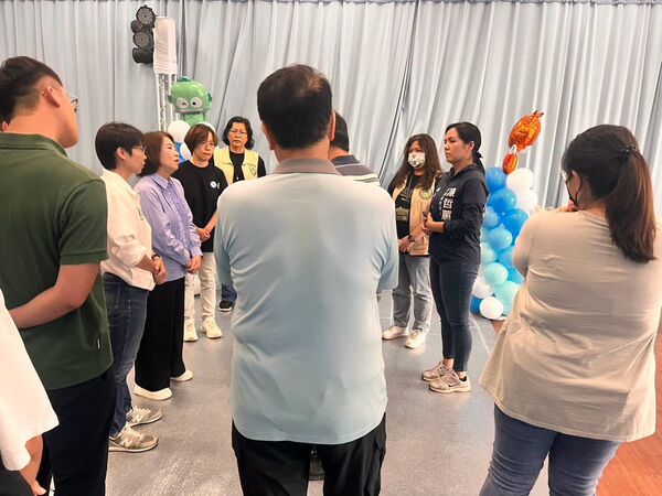 ▲▼屏東3月大男嬰送托3天亡，疑掙扎無人察覺。縣議員候選人陳哲蕙前往靈堂。（圖／翻攝陳哲蕙臉書）