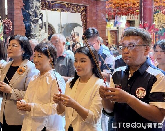 ▲台中市長盧秀燕今天陪同張麗善、張嘉郡走訪西螺福興宮參香，感受西螺深厚的媽祖信仰與地方文化。（圖／記者游瓊華翻攝）