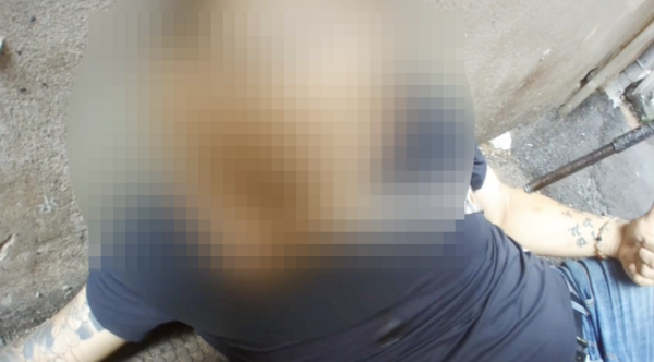 ▲桃園市王姓男子昨天下午遭桃園警方攔查時藉故離開拔腿狂奔，一度亮刀拒捕，還向員警噴辣椒水、作勢自戕，仍被優勢警力壓制。（圖／桃園警分局提供）