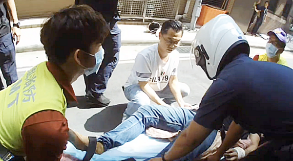 ▲桃園市王姓男子昨天下午遭桃園警方攔查時藉故離開拔腿狂奔亮刀拒捕，消防救護人員檢查後並無大礙先送醫治療。（圖／桃園警分局提供）