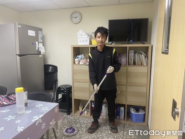 ▲▼   待業5年翻身！身障青年「模擬面試練百遍」小步快跑穩定就業逾2年   。（圖／朴子就業服務中心提供）