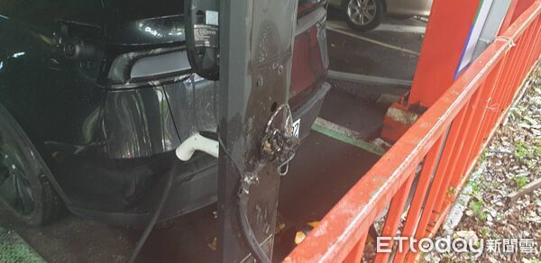 建國高架停車場「電動充電樁」起火燃燒 消防10分鐘撲滅