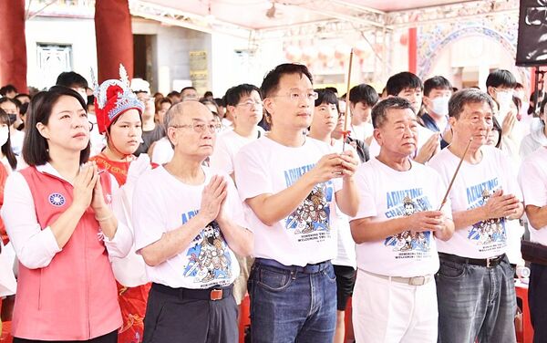 ▲桃園市景福宮今天上午舉行2026成年禮,副市長蘇俊賓與主委簡征潭等人捻香祈福。(圖/市府新聞處提供)