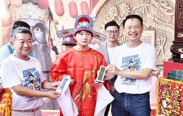 ▲桃園市景福宮今天上午舉行2026成年禮,副市長蘇俊賓與主委簡征潭為青少年獻上成年禮品。(圖/市府新聞處提供)