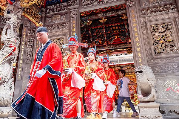 ▲桃園市景福宮今天上午舉行2026成年禮,道長帶帶領青少年請求神明收養「作契子」。(圖/市府新聞處提供)