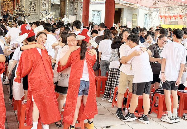 ▲桃園市景福宮今天上午舉行2026成年禮,參與青少年完成成年禮與家長擁抱慶祝轉大人。(圖/市府新聞處提供)