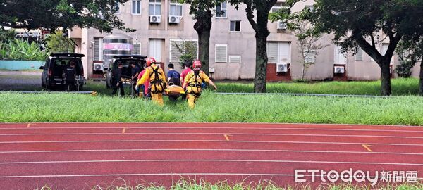 ▲▼             3名登山協會成員進入南仁山生態保護區探勘遭蜂螫2死1重傷，16日上午空勤總隊吊掛2人遺體。（圖／記者陳崑福翻攝）