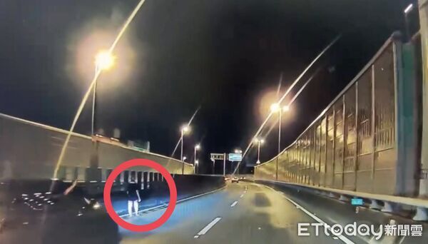 ▲▼一名陳姓女子疑似因不熟悉路線，竟徒步走上大中高架橋，被其他用路人發現後報警。（圖／記者吳世龍翻攝）