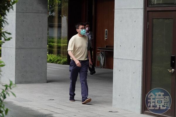 趙建銘今日上午約10點來到台南市五妃街的趙建銘兆福脊椎骨科診所，