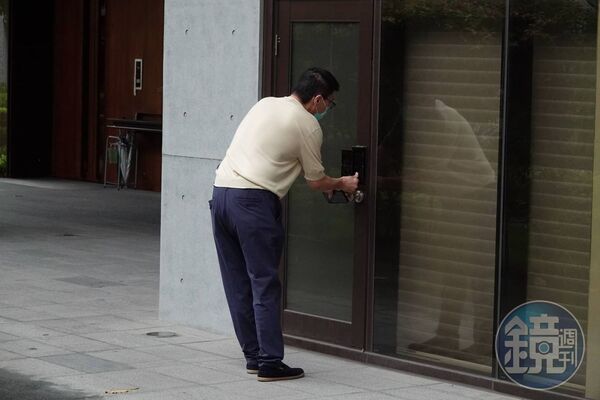 趙建銘今日上午約10點來到台南市五妃街的趙建銘兆福脊椎骨科診所，