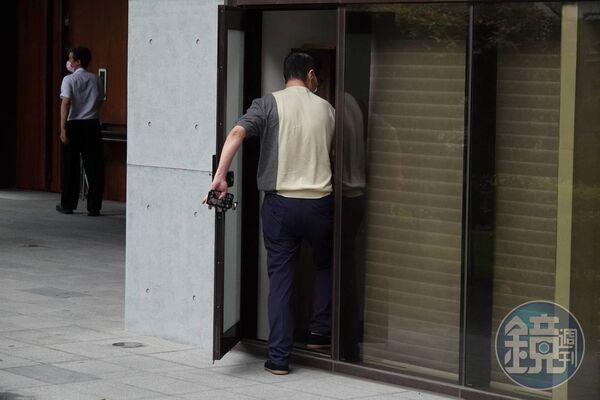 趙建銘今日上午約10點來到台南市五妃街的趙建銘兆福脊椎骨科診所，