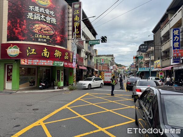 ▲一名婦人駕車於草屯鎮自撞電線桿，竟棄車離開現場，警方於車上起獲煙火爆竹和毒品。（圖／記者高堂堯翻攝）