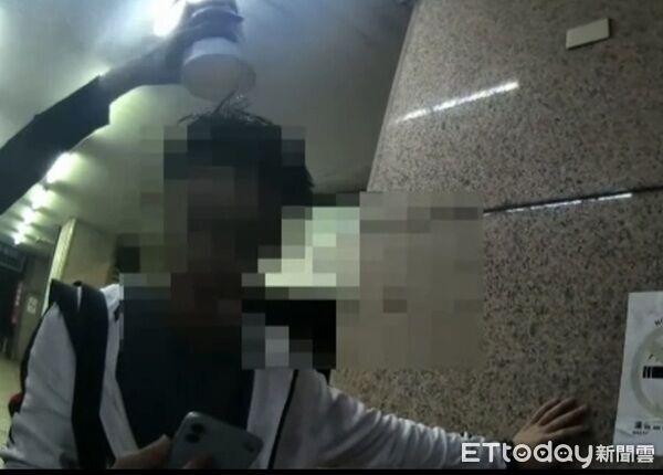 ▲同車妻子劉女突然失控朝劉男潑灑冰水。（圖／中壢警分局提供）