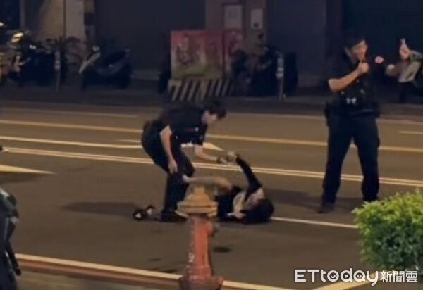 ▲▼劉女還發酒瘋的衝至馬路欲尋短，並對制止的員警發生拉扯和腳踢。（圖／民眾提供）