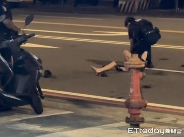 ▲▼劉女還發酒瘋的衝至馬路欲尋短，並對制止的員警發生拉扯和腳踢。（圖／民眾提供）