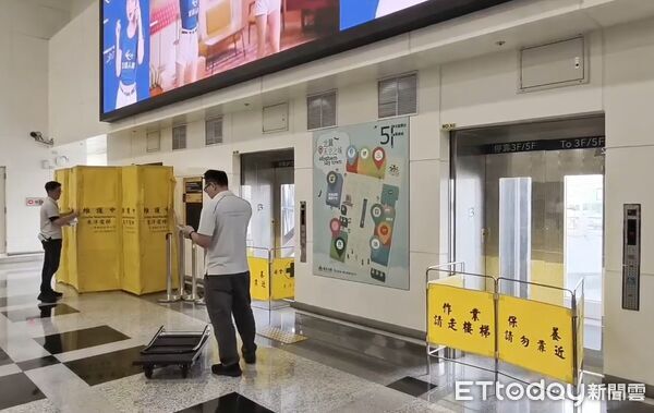 ▲▼桃園機場電梯故障,23人受困。(圖/民眾提供)