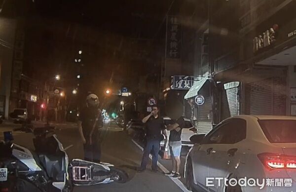 ▲蔡男無照騎改裝報廢車，噪音擾人見驚心虛自摔。（圖／桃園警分局提供）