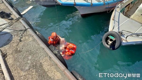 ▲基隆外木山船長固定纜繩突落海 海巡2人下水救回。（圖／記者郭世賢翻攝）
