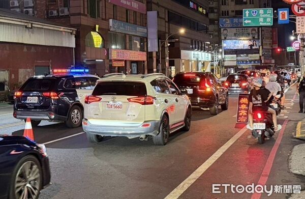 ▲桃園警察分局執行「雷霆除暴專案」針對治安顧慮場所、易滋事據點及重要聯外道路加強臨檢、路檢。（圖／桃園警分局提供、下同）