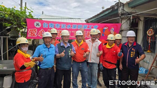 ▲台南市勞工局攜手做工行善團前往官田區,協助71歲獨居長者修繕年久失修的老屋。(記者林東良翻攝,下同)