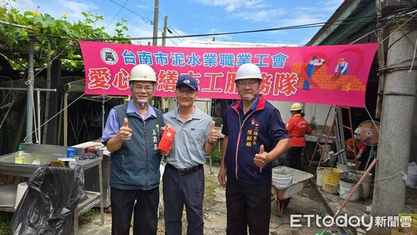 台南做工行善團兵分2路送暖！ 修老屋、整家具助弱勢家庭安心生活