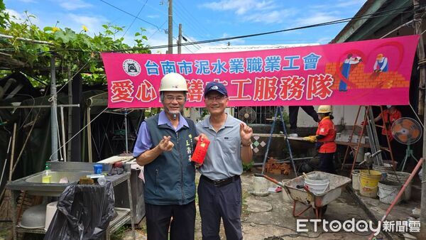 ▲台南市勞工局攜手做工行善團前往官田區,協助71歲獨居長者修繕年久失修的老屋。(記者林東良翻攝,下同)