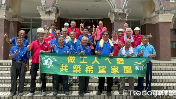 ▲台南市勞工局攜手做工行善團前往官田區,協助71歲獨居長者修繕年久失修的老屋。(記者林東良翻攝,下同)