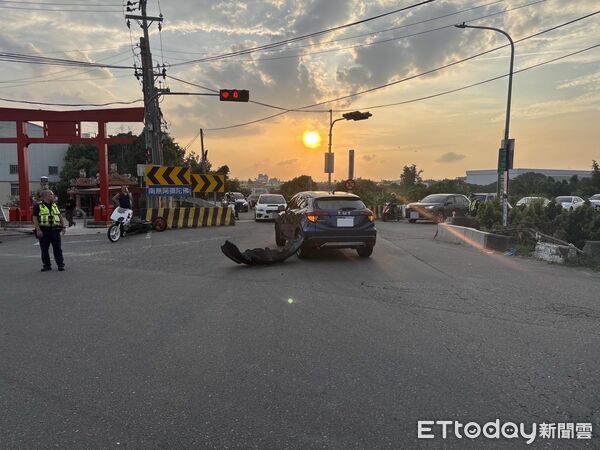 ▲▼台中自小客車急右轉,連撞2輛機車。(圖/民眾提供,下同)