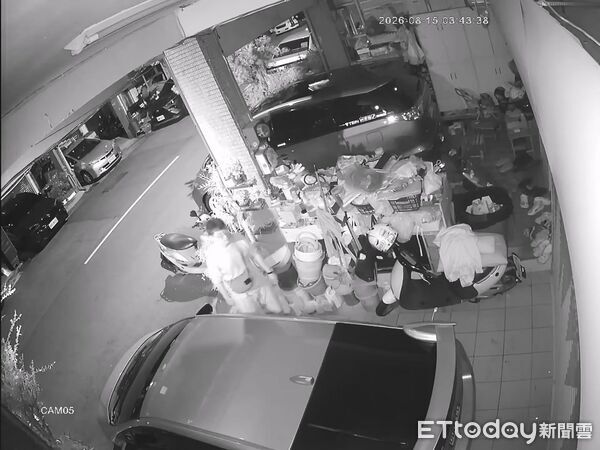 ▲▼大膽竊賊不顧監視器，開車門行竊現金。（圖／民眾提供，下同）