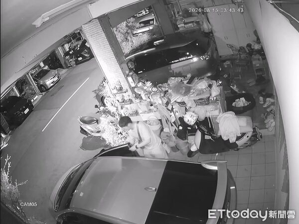 ▲▼大膽竊賊不顧監視器，開車門行竊現金。（圖／民眾提供，下同）