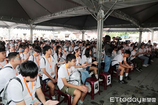 ▲台南市政府在安平開台天后宮舉辦16歲成年禮,市長黃偉哲出席祝福約400位學子勇敢邁向人生新階段。(記者林東良翻攝,下同)