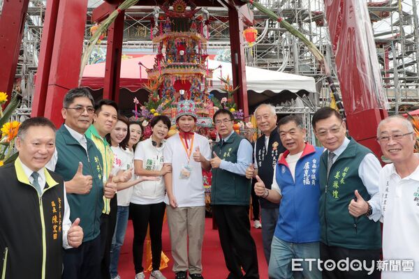 ▲台南市政府在安平開台天后宮舉辦16歲成年禮,市長黃偉哲出席祝福約400位學子勇敢邁向人生新階段。(記者林東良翻攝,下同)