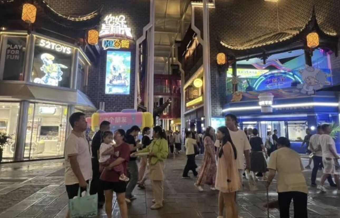 ▲張家界「大庸古城」新經營團隊進駐後重新開放。（圖／翻攝每日經濟新聞）