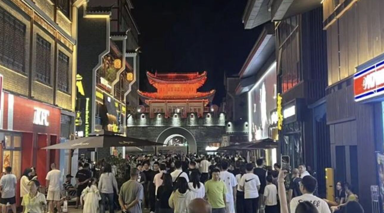 ▲張家界「大庸古城」新經營團隊進駐後重新開放。（圖／翻攝每日經濟新聞）