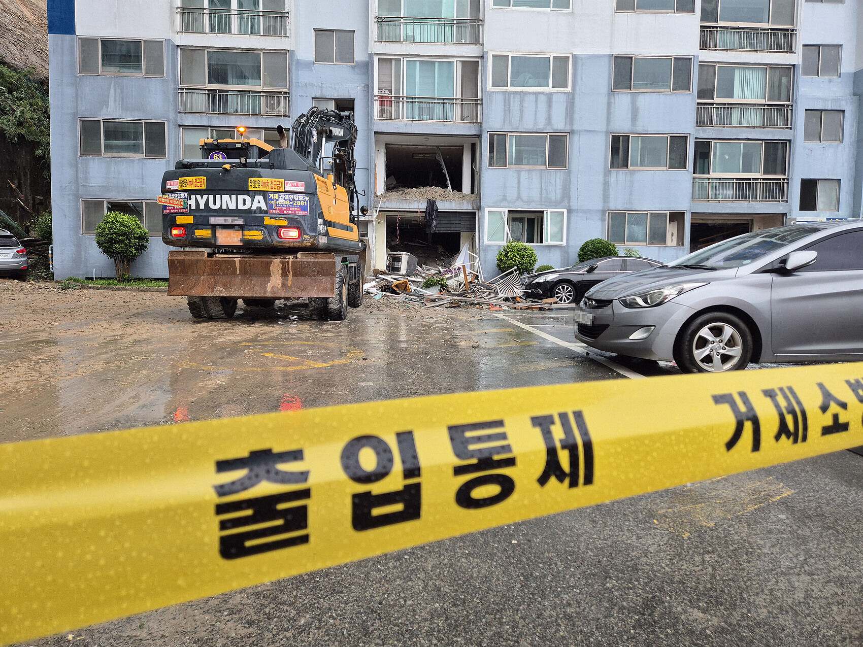 ▲▼韓國南部乾旱後突降下極限暴雨，慶尚南道巨濟市玉浦洞一棟公寓住宅因山崩而遭土石流灌入，導致居民死亡。（圖／VCG）