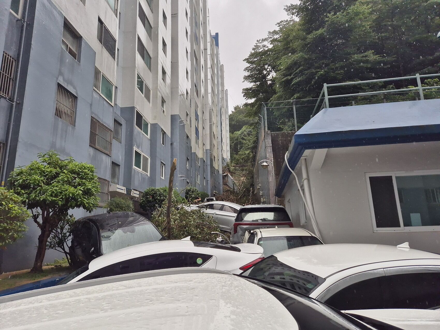 ▲▼南韓慶尚南道巨濟市玉浦洞公寓發生土石流，車輛遭掩埋。（圖／VCG）