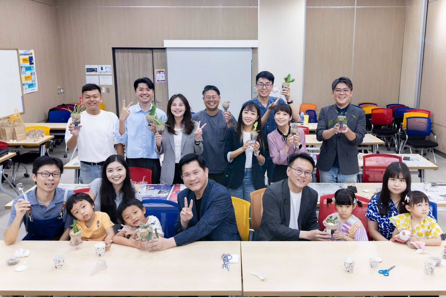 ▲▼民進黨正國會掌門人、外交部長林佳龍16日應民進黨新竹市長參選人莊競程邀請走訪新竹,從清大創新育成中心「享印學堂」一路到南寮漁港。(圖/翻攝自Facebook/林佳龍)