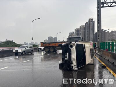 快訊/新北瞬間大雨!台65高架2車擦撞 小貨車撞分隔島側翻