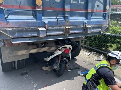 奪命瞬間曝!苗栗騎士猛撞砂石車卡車底 頭顱變形當場慘死