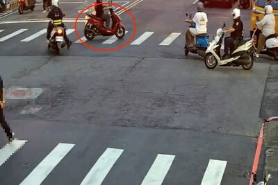 「摸黑」上路！男騎士遇攔檢全身發抖頭撞地　警壓制驗出安毒