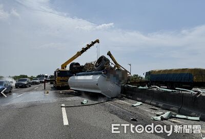 國1下營段槽車爆胎翻覆 駕駛臟器外露死亡!雙氧水外洩