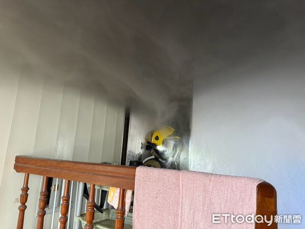 ▲台南市佳里區林園街附近一處住宅16日中午發生火警，消防局出動12車、19人前往搶救。（記者林東良翻攝，下同）