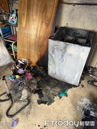 ▲台南市佳里區林園街附近一處住宅16日中午發生火警，消防局出動12車、19人前往搶救。（記者林東良翻攝，下同）