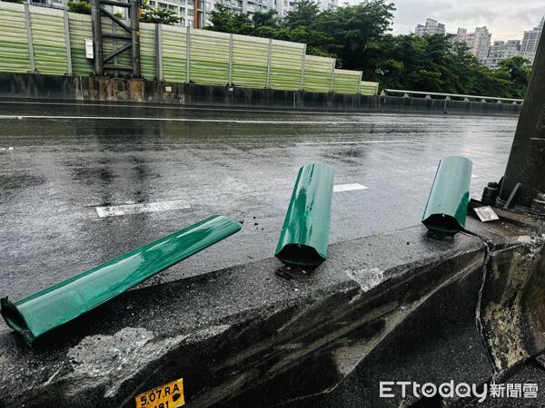 ▲▼台65小貨車與砂石車車禍，造成小貨車撞中央分隔島後側翻             。（圖／記者陳以昇翻攝）